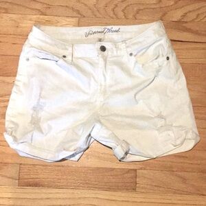Universal Thread size 6 white shorts